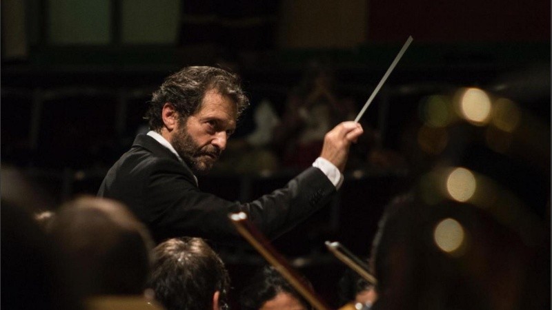 El maestro Carlos Calleja es el director invitado de este concierto.