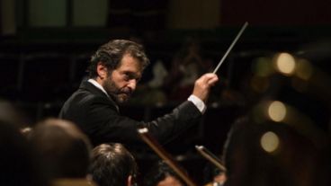 El maestro Carlos Calleja es el director invitado de este concierto.