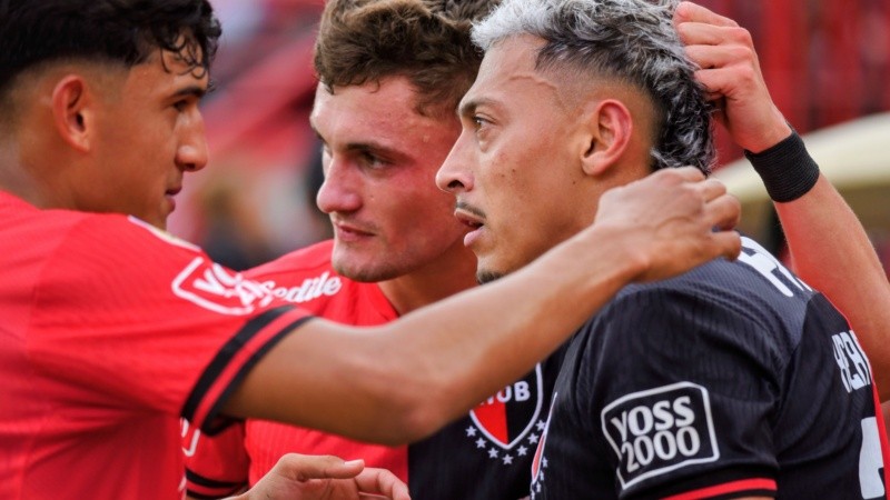 Newell's tiene una opción de compra por Luciano Herrera (derecha), cuyo pase pertenece a Defensa y Justicia. (Fotobaires)