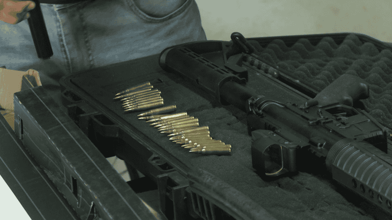 Una arma de origen militar apareció en manos de una precaria banda narco del norte rosarino.