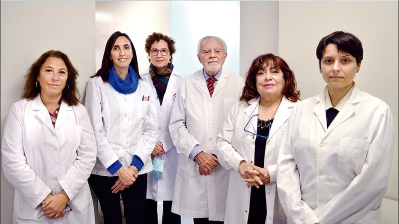 María Marcela Barrio (izq.), Mariana Aris, Ana Mordoh, José Mordoh, Alicia Inés Bravo e Ibel Carri, el equipo que desarrolló la innovadora vacuna.
