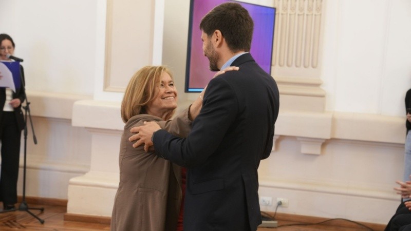 La funcionaria saliente saludando al gobernador.