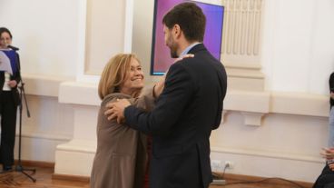 La funcionaria saliente saludando al gobernador.