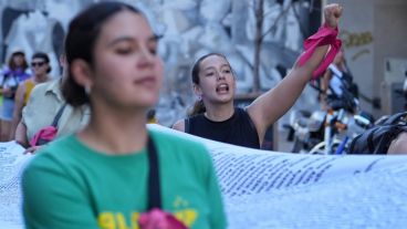 La marcha del 25N por el centro rosarino.