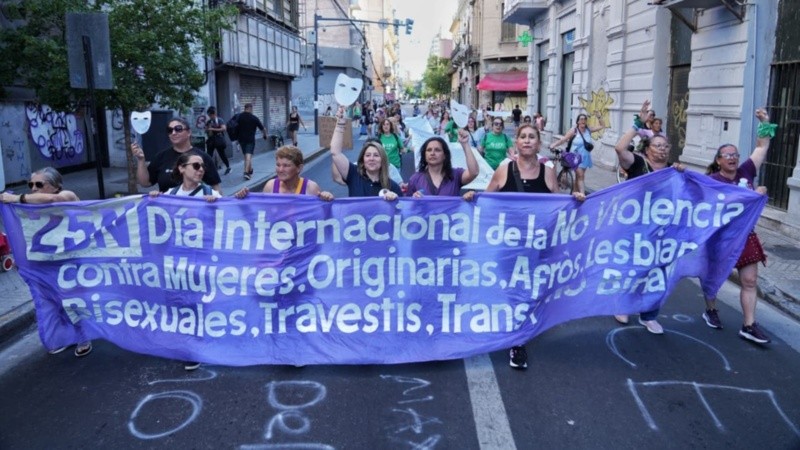 La marcha del 25N por el centro rosarino.