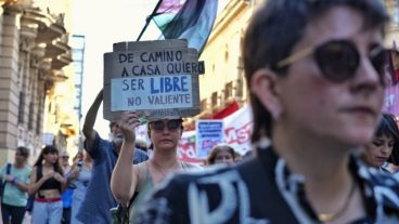 La marcha del 25N por el centro rosarino.