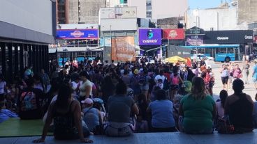 Las organizaciones marchan este martes por el centro de Rosario.