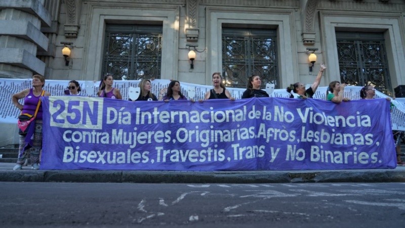 La marcha frente a la sede de Gobernación.
