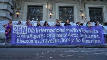 La marcha frente a la sede de Gobernación.
