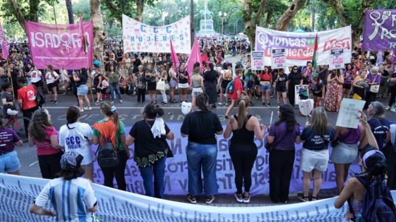  La marcha frente a la sede de Gobernación.