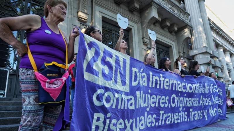  La marcha frente a la sede de Gobernación.