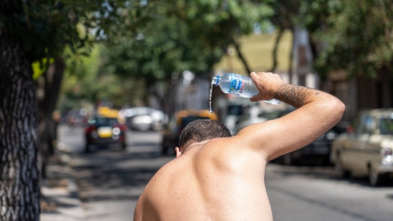 Este miércoles, la botella de agua en la mano.