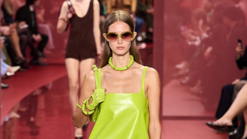 Una tonalidad que se instala en looks, accesorios y detalles para no pasar desapercibida.