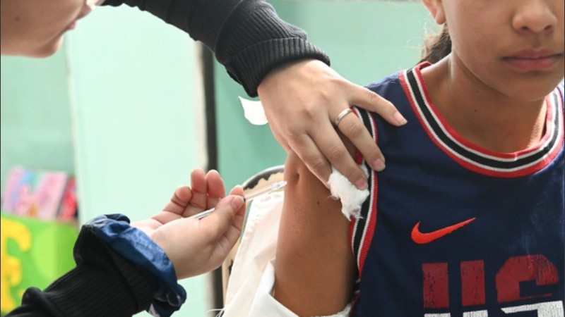 Se estima que la eficacia de la vacunación con al menos cuatro dosis es del 80%.