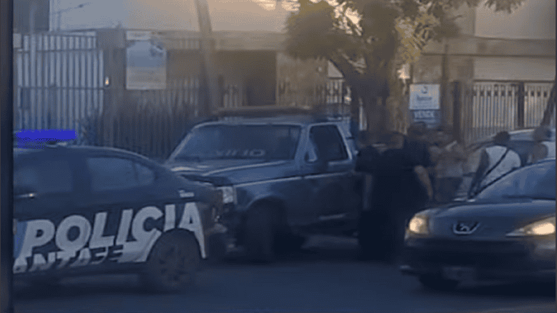 El conductor no llevaba papeles, el acompañante no quiso hacer el control de alcoholemia, y el de la grúa sacó un arma falsa.