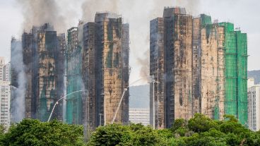 El incendio en el complejo Wang Fuk Court afectó finalmente siete edificios. Al comienzo se habían informado cuatro.