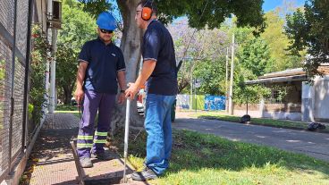 Personal especializado utiliza métodos electromagnéticos y electroacústicos para la detección.