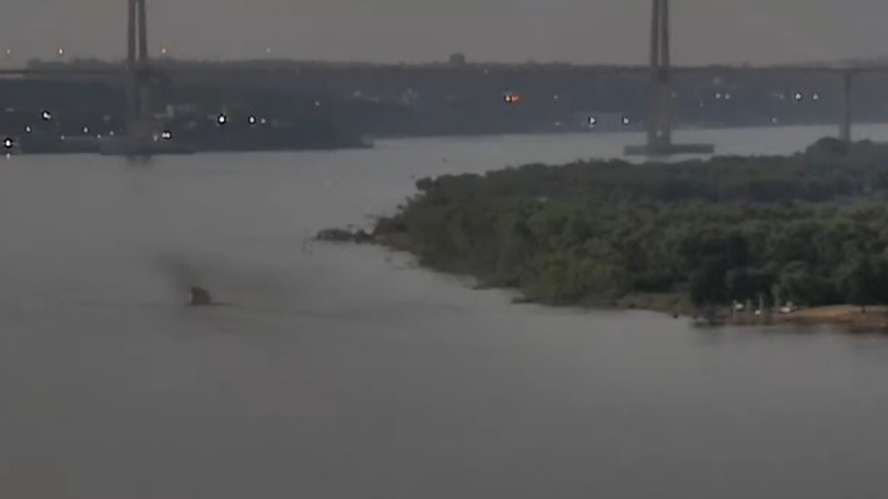 Un barco de Prefectura realizaba rastrillajes este jueves al anochecer.