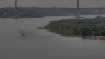 Un barco de Prefectura realizaba rastrillajes este jueves al anochecer.