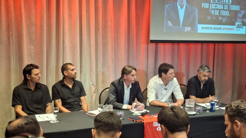 Rosada y Ré acompañaron a Julián González en la presentación.