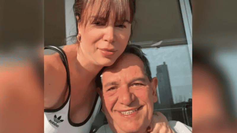 La celebración que tuvo lugar en el departamento de Alperovich —ubicado en el barrio porteño de Puerto Madero— fue una reunión reducida a personas del círculo íntimo de la pareja.