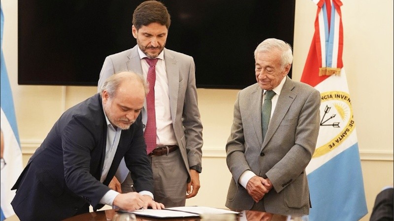 Durante la reunión, las autoridades firmaron un convenio marco de cooperación que consolida la articulación institucional entre la provincia y la SRT.