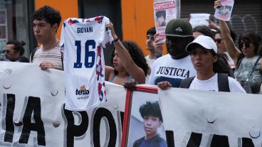 "Giovani presente". La madre, el padre y la hermana de Gio con su camiseta charrúa de vóley
