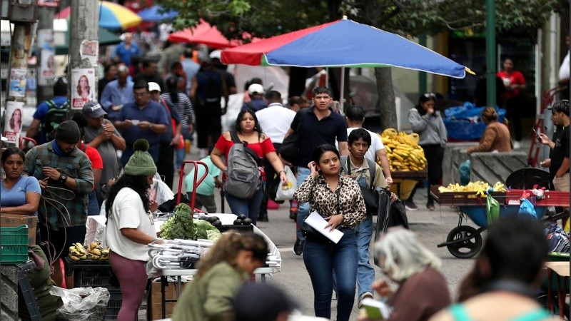 Personas caminan por una calle peatonal en el Centro Histórico de Tegucigalpa (Honduras).