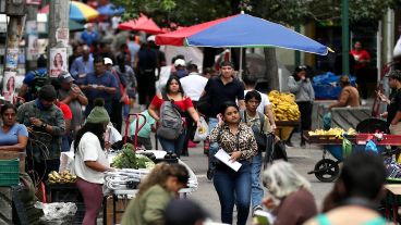 Personas caminan por una calle peatonal en el Centro Histórico de Tegucigalpa (Honduras).