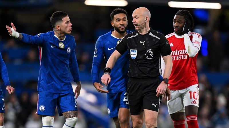 Enzo Fernández protesta. En Stamford Bridge hubo polémica y terminó 1-1.