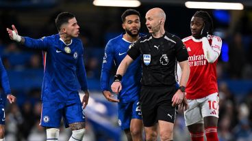 Enzo Fernández protesta. En Stamford Bridge hubo polémica y terminó 1-1.