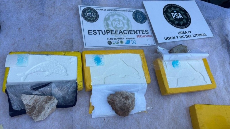El sello del delfín, un símbolo ya visto en secuestros de cocaína en Rosario y la región.