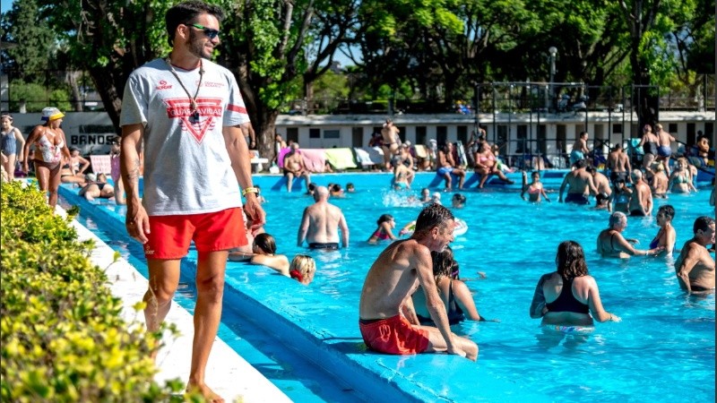 La Municipalidad de Rosario y la empresa Costanera Rosario informaron que el natatorio comenzará a funcionar desde este viernes, de 9 a 20.