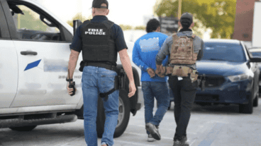 "Una vez que estés en casa, recibirás mil dólares de compensación".