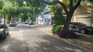 El Audi que terminó en la vereda tras el impacto.