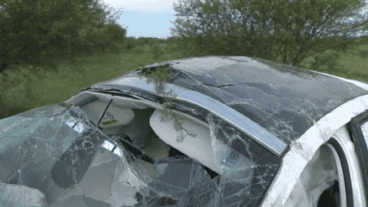 Así quedó el auto luego de var varios vuelcos a un costado de la ruta 174.