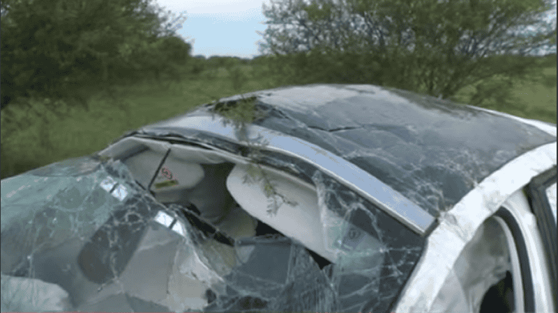 Así quedó el auto luego de var varios vuelcos a un costado de la ruta 174.