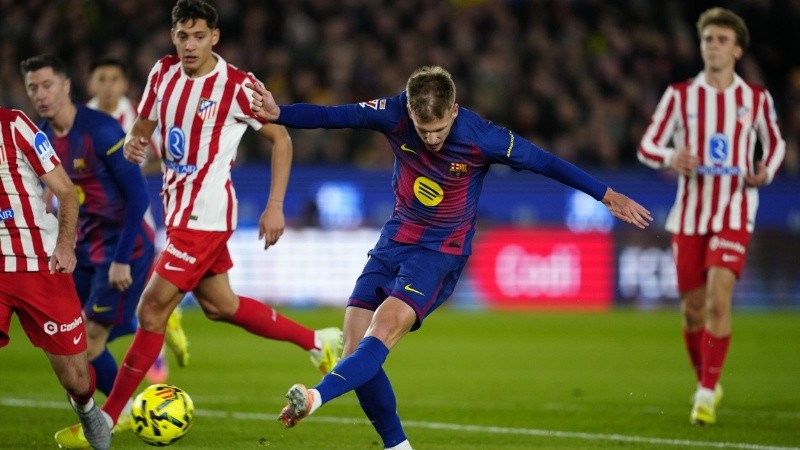 Nahuel Molina no llega a cerrar ante el disparo de Dani Olmo, autor de un gol.