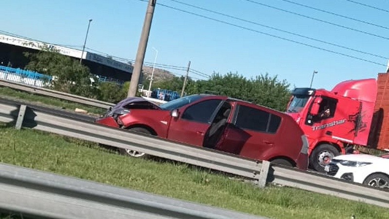 El más afectado fue el Renault Sandero, que fue retirado por la grúa. 