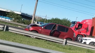 El más afectado fue el Renault Sandero, que fue retirado por la grúa. 