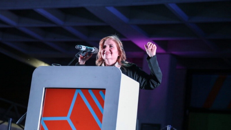 Beatriz Vignoli durante el discurso de apertura de la Feria del Libro de Rosario 2024.