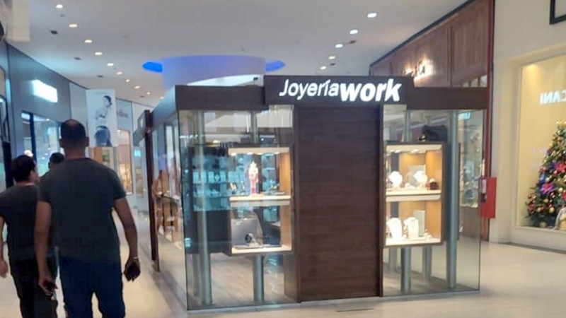 Los maleantes se alzaron con valioso material exhibido en la joyería Work.