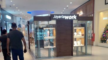 Los maleantes se alzaron con valioso material exhibido en la joyería Work.