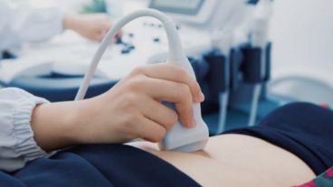 La ecografía abdominal es uno de los estudios que permite avanzar en el diagnóstico.