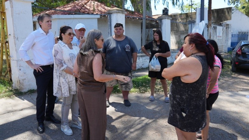 Los vecinos, preocupados por el destino del predio y sus viviendas, se acercaron a hablar con funcionarios.