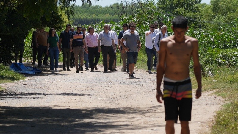La recorrida de empresarios interesados por El Mangrullo, un barrio con muchas deudas.