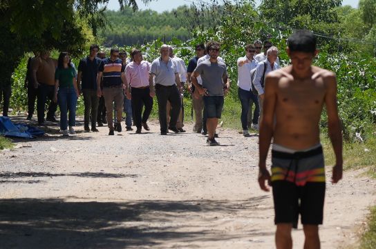 La recorrida de empresarios interesados por El Mangrullo, un barrio con muchas deudas.