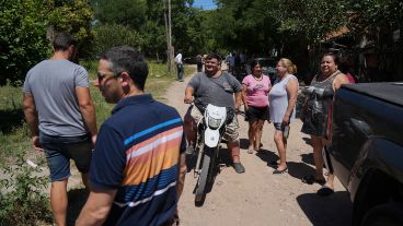 El cruce entre la comitiva oficial y los vecinos preocupados.