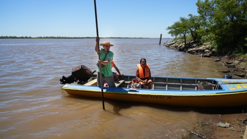 Félix, pescador del barrio, pide un espacio para embarcar que sea seguro.