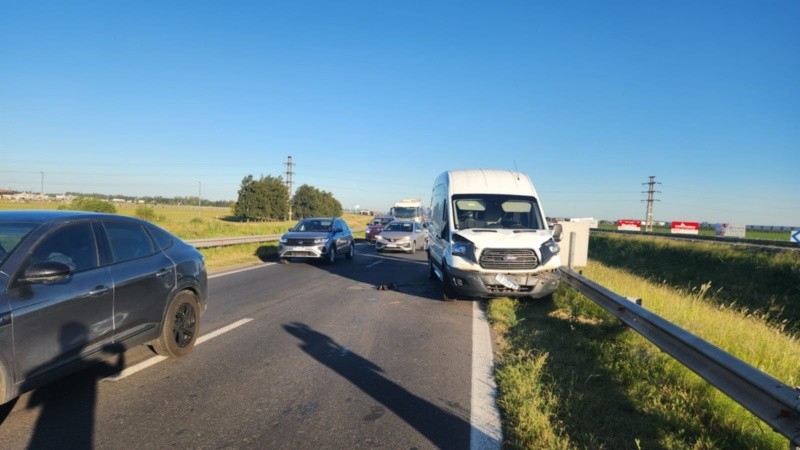 La Ford Transit bloqueó parte de la calzada sobre el puente del arroyo Ludueña.